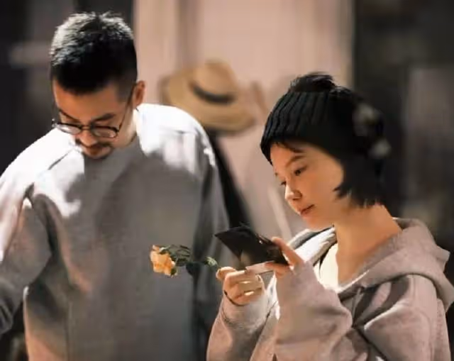 楊子姍帶娃逛商場，四肢纖細白嫩似少女，愛女出行坐近2萬元推車
