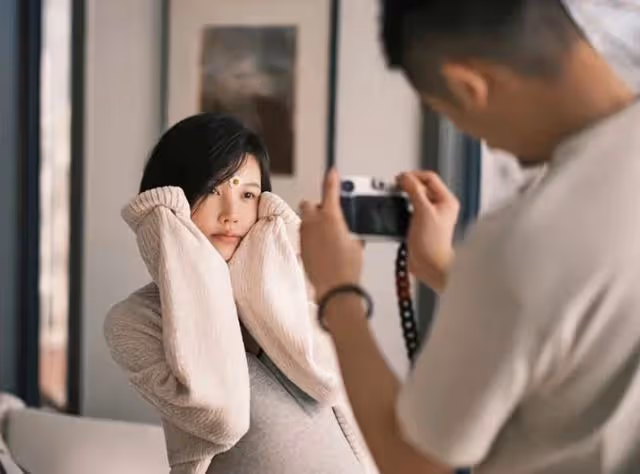 楊子姍帶娃逛商場，四肢纖細白嫩似少女，愛女出行坐近2萬元推車
