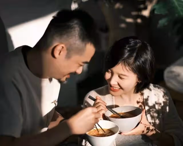 楊子姍帶娃逛商場,四肢纖細白嫩似少女,愛女出行坐近2萬元推車