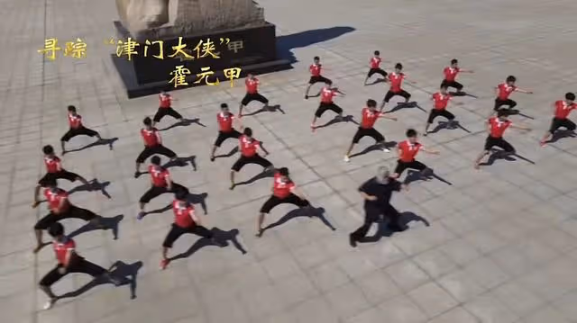 張紀中帶嬌妻練武術，單腳站立挑戰高難度動作，專人攙扶險摔倒