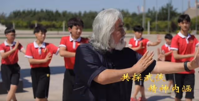 張紀中帶嬌妻練武術，單腳站立挑戰高難度動作，專人攙扶險摔倒