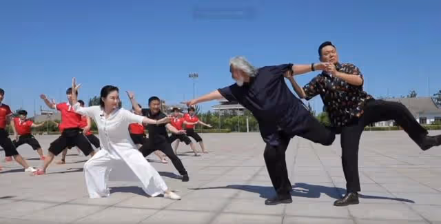 張紀中帶嬌妻練武術，單腳站立挑戰高難度動作，專人攙扶險摔倒