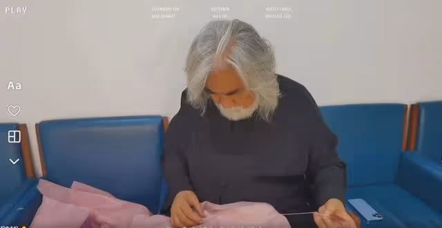 張紀中帶嬌妻練武術，單腳站立挑戰高難度動作，專人攙扶險摔倒