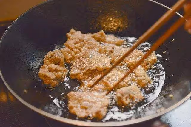 想吃酥肉，不一定要到外面，自己動手這樣做，簡單脆口，香而不膩