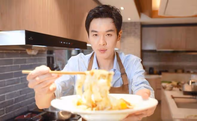 張若昀做「過油肉拌面」，色香味俱全，網友：順義張師傅又上線了