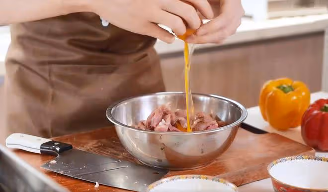 張若昀做「過油肉拌面」，色香味俱全，網友：順義張師傅又上線了