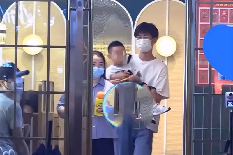 馮紹峰橫店帶娃吃飯!3歲想想罕露正臉,「大眼圓臉+白皙皮膚」帥氣十足,完美復刻穎寶五官,網友:基因太贊