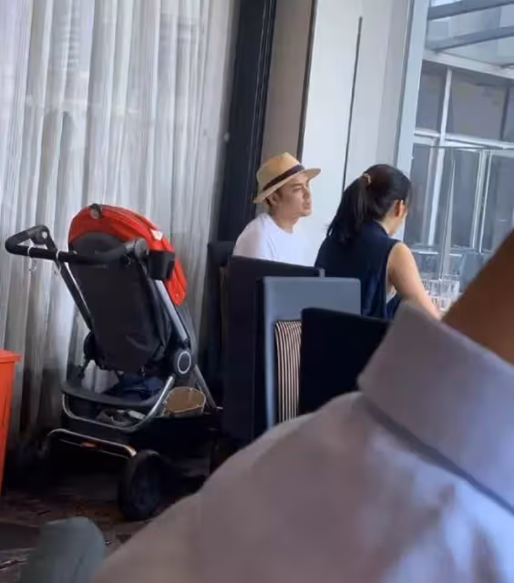明道一家三口露面!今年過四十依舊有張不顯老的「娃娃臉」,「兒子正臉」首次曝光軟萌可愛:眉眼超像爸