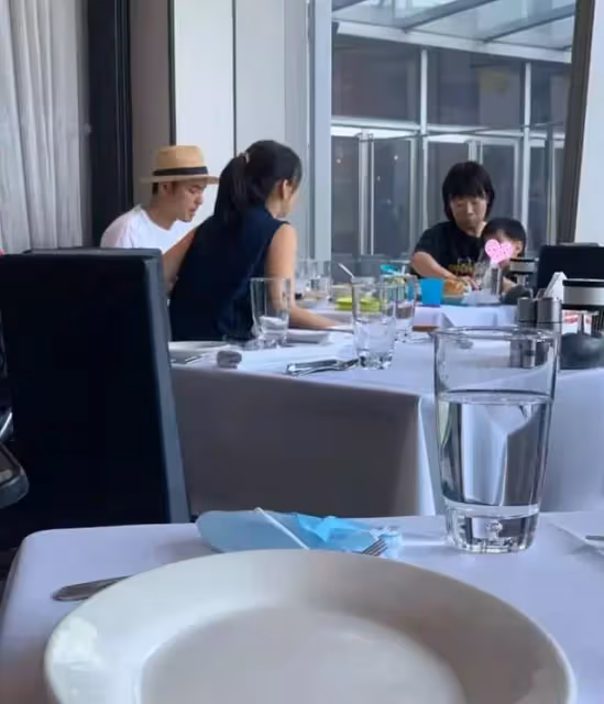 明道一家三口露面!今年過四十依舊有張不顯老的「娃娃臉」,「兒子正臉」首次曝光軟萌可愛:眉眼超像爸
