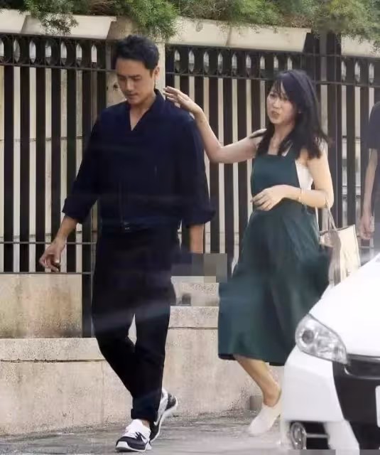 明道一家三口露面!今年過四十依舊有張不顯老的「娃娃臉」,「兒子正臉」首次曝光軟萌可愛:眉眼超像爸