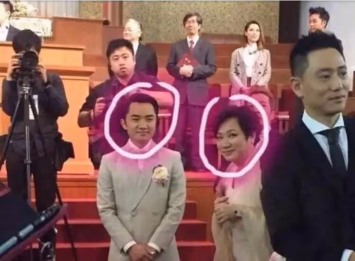 明星母女大比拼,本以為戚薇女兒複製粘貼,楊冪女兒才叫基因強大,網友:一個模子刻出來的