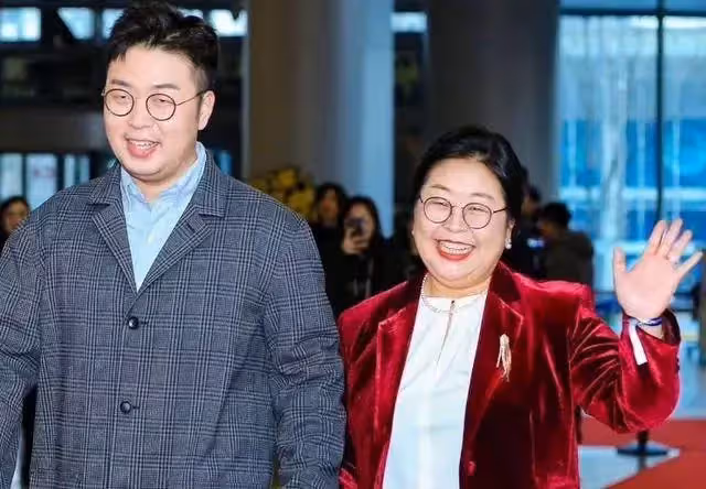 明星母女大比拼,本以為戚薇女兒複製粘貼,楊冪女兒才叫基因強大,網友:一個模子刻出來的
