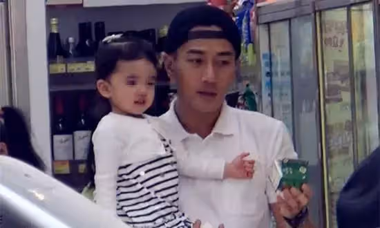 明星母女大比拼,本以為戚薇女兒複製粘貼,楊冪女兒才叫基因強大,網友:一個模子刻出來的