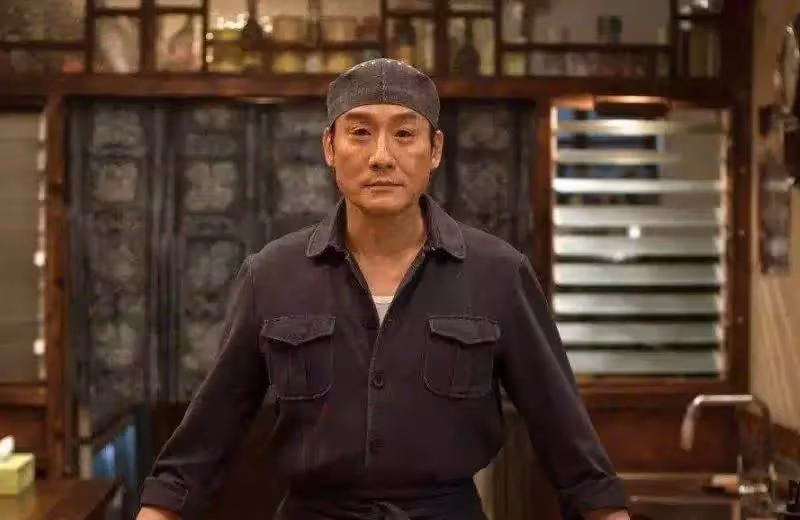 影帝梁家輝的豪宅太大了!一棵臘梅樹長在客廳,內景布置就像是殿堂一般,網:真的是極盡奢侈