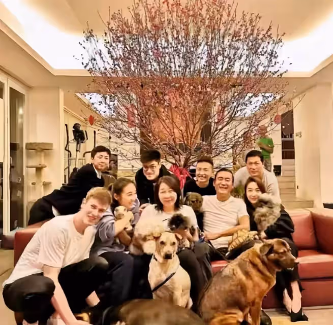 影帝梁家輝的豪宅太大了!一棵臘梅樹長在客廳,內景布置就像是殿堂一般,網:真的是極盡奢侈