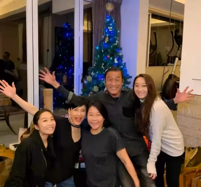 影帝梁家輝的豪宅太大了!一棵臘梅樹長在客廳,內景布置就像是殿堂一般,網:真的是極盡奢侈