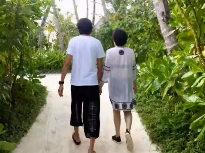 影帝梁家輝的豪宅太大了!一棵臘梅樹長在客廳,內景布置就像是殿堂一般,網:真的是極盡奢侈