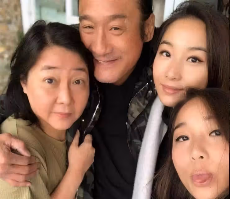 影帝梁家輝的豪宅太大了!一棵臘梅樹長在客廳,內景布置就像是殿堂一般,網:真的是極盡奢侈