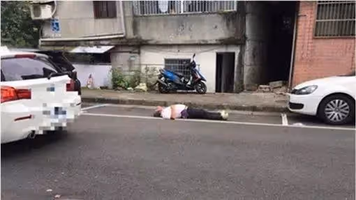 太自私「車子直接停進別人家裡」自己爽去臺北玩,女屋主「拉鐵門鎖車」以牙還牙霸氣留紙條:等我回國再說!