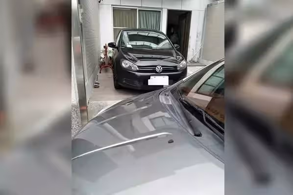 太自私「車子直接停進別人家裡」自己爽去臺北玩,女屋主「拉鐵門鎖車」以牙還牙霸氣留紙條:等我回國再說!
