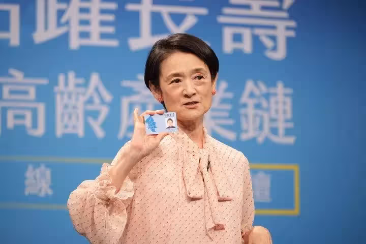 善用老年兩張卡！譚艾珍「手握敬老卡」興奮喊：終於能為自己活「從小黃司機學到一堂課」不靠兒女養老