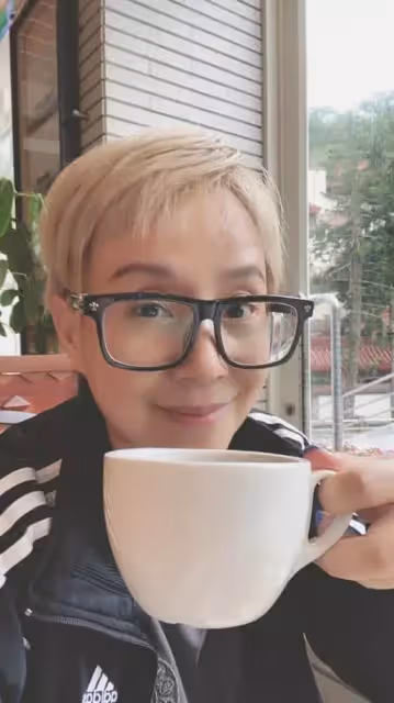 喝水總嗆到竟是惡疾!李明依「戰勝病況4年」親吐最憂心兒子,帥前夫變了「瞞小女友跟她視訊」失婚後成了家人