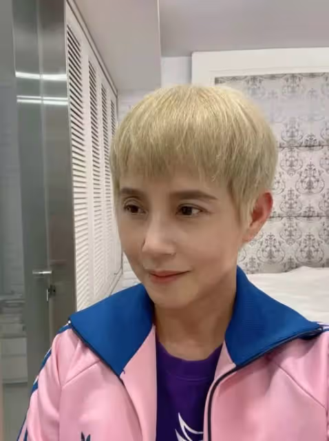 喝水總嗆到竟是惡疾!李明依「戰勝病況4年」親吐最憂心兒子,帥前夫變了「瞞小女友跟她視訊」失婚後成了家人