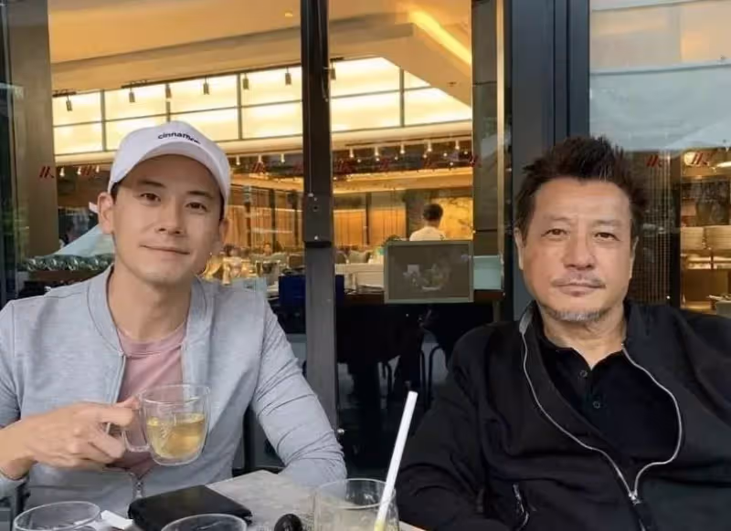 恭喜!74歲石修升級做爺爺,兒子父親節報喜妻子懷孕,曬全家合照,42歲兒子高大且帥氣:基因太強大