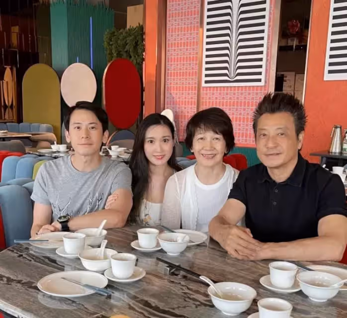 恭喜!74歲石修升級做爺爺,兒子父親節報喜妻子懷孕,曬全家合照,42歲兒子高大且帥氣:基因太強大