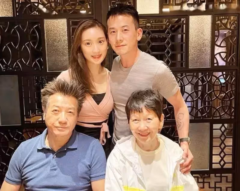 恭喜!74歲石修升級做爺爺,兒子父親節報喜妻子懷孕,曬全家合照,42歲兒子高大且帥氣:基因太強大