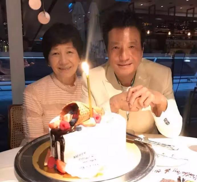 恭喜!74歲石修升級做爺爺,兒子父親節報喜妻子懷孕,曬全家合照,42歲兒子高大且帥氣:基因太強大