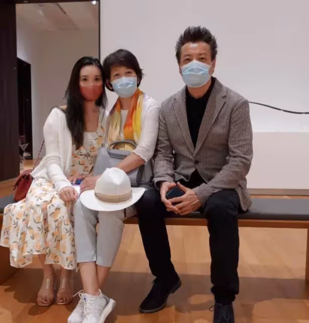 恭喜!74歲石修升級做爺爺,兒子父親節報喜妻子懷孕,曬全家合照,42歲兒子高大且帥氣:基因太強大