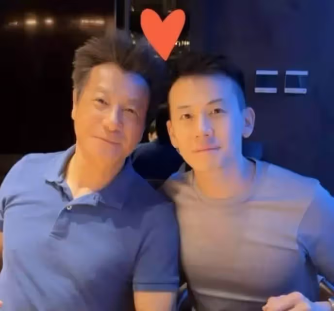 恭喜!74歲石修升級做爺爺,兒子父親節報喜妻子懷孕,曬全家合照,42歲兒子高大且帥氣:基因太強大