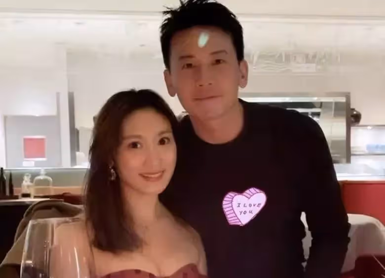 恭喜!74歲石修升級做爺爺,兒子父親節報喜妻子懷孕,曬全家合照,42歲兒子高大且帥氣:基因太強大