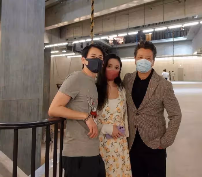 恭喜!74歲石修升級做爺爺,兒子父親節報喜妻子懷孕,曬全家合照,42歲兒子高大且帥氣:基因太強大