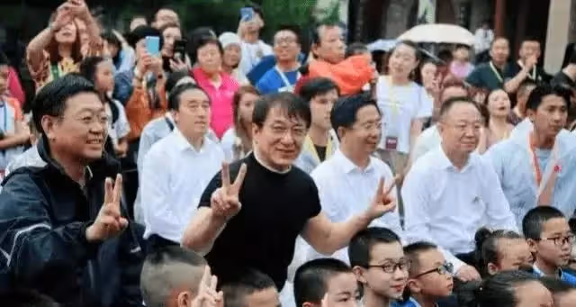 隱退37年！林鳳嬌「頂短髮」偕成龍現身做慈善　66歲凍齡休閒打扮「風韻猶存」