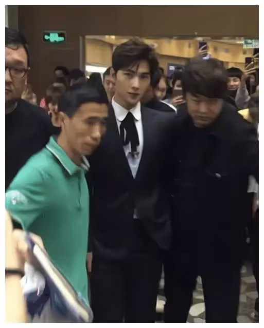 一米八的楊洋真實狀態如何?和181cm李易峰同框,狀態令人感慨