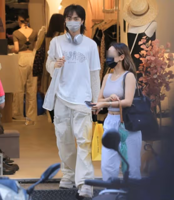 伊能靜兒子街邊抽菸!吞雲吐霧動作熟練,與美女同進更衣室不避嫌