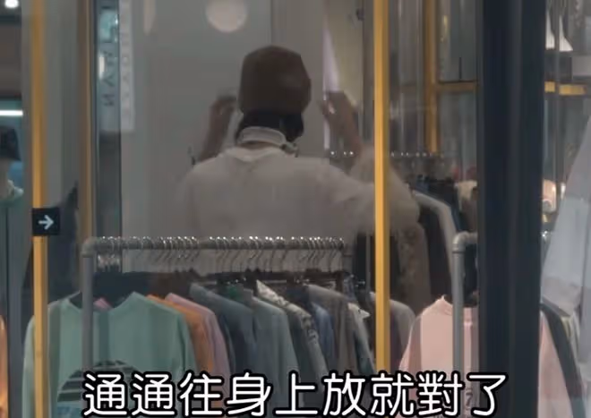 伊能靜兒子街邊抽菸!吞雲吐霧動作熟練,與美女同進更衣室不避嫌