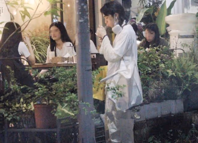 伊能靜兒子街邊抽菸!吞雲吐霧動作熟練,與美女同進更衣室不避嫌