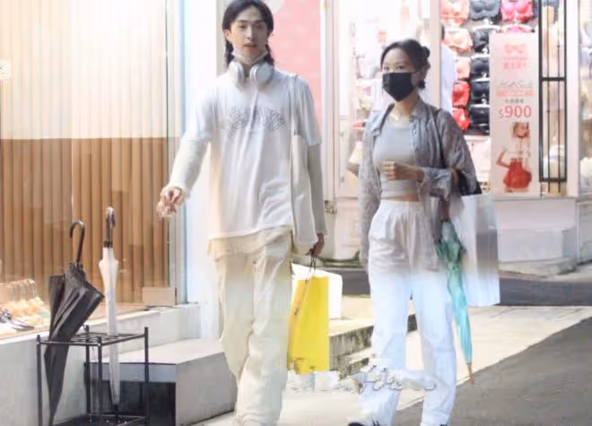 伊能靜兒子街邊抽菸!吞雲吐霧動作熟練,與美女同進更衣室不避嫌