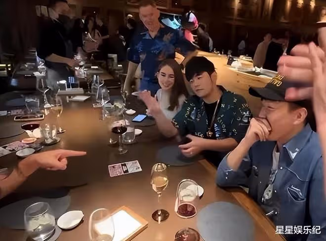 大s帶具俊曄參加友人聚餐,周杰倫夫婦、林俊傑等同席,這是要帶老公進軍內地?