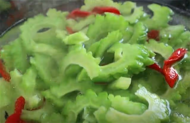 這才是涼拌苦瓜的正確做法，翠綠好吃不苦有訣竅，看一遍就學會