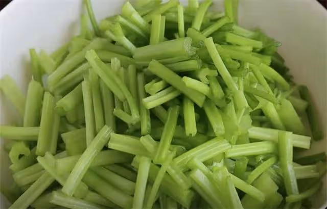 芹菜最好吃的做法，教你這樣做，清脆爽口又入味，天天吃都不膩
