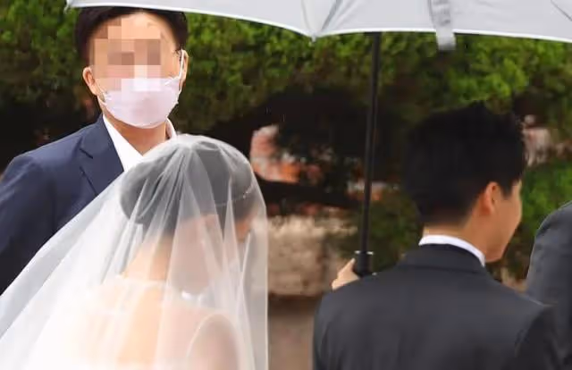 三星最小繼承人穿短裙參加婚禮,卻被韓國網友指責不禮貌