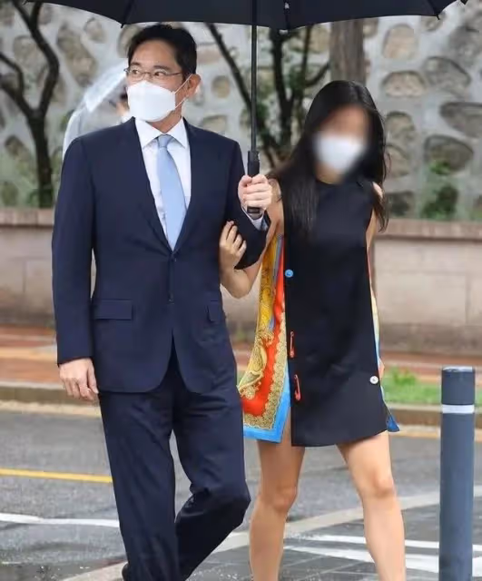 三星最小繼承人穿短裙參加婚禮,卻被韓國網友指責不禮貌