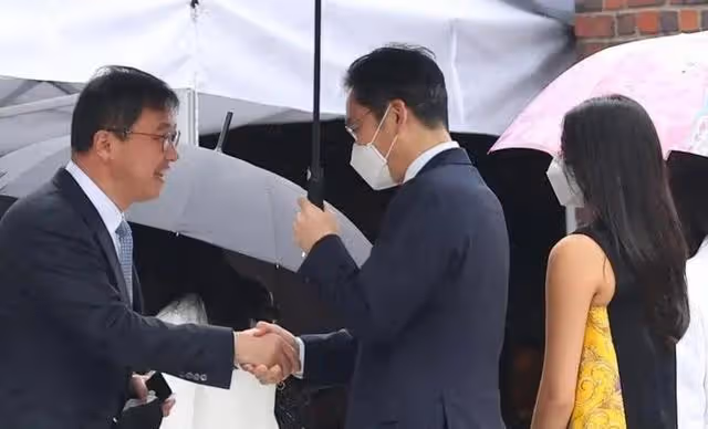 三星最小繼承人穿短裙參加婚禮,卻被韓國網友指責不禮貌