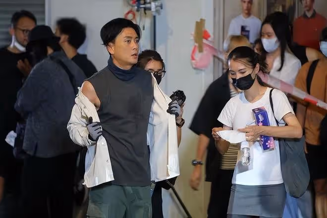黃宗澤拍戲排面大,3名女助理幫忙擦汗更衣,男助理負責拎包