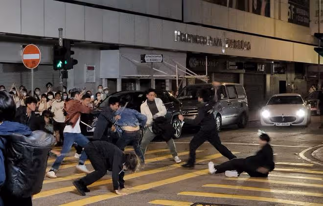 黃宗澤拍戲排面大,3名女助理幫忙擦汗更衣,男助理負責拎包