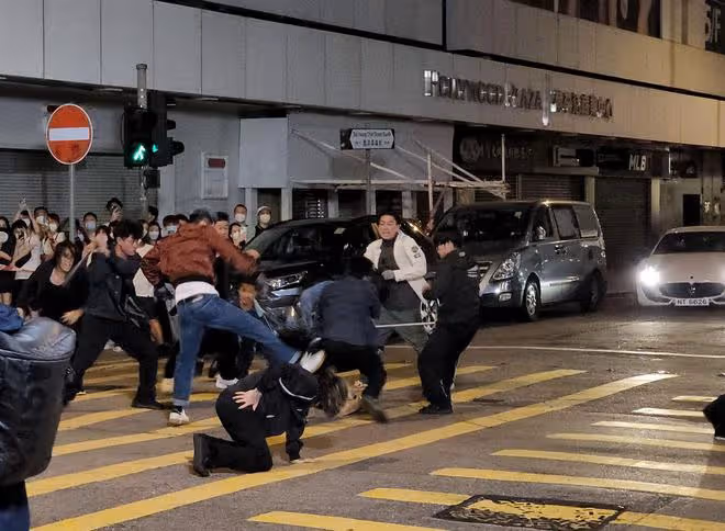 黃宗澤拍戲排面大,3名女助理幫忙擦汗更衣,男助理負責拎包